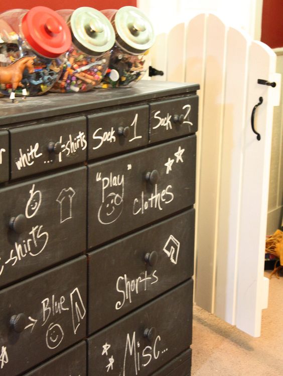 decorar con vinilo pizarra una habitación infantil