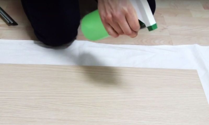 rociar con agua para forrar con vinilo sin dejar burbujas