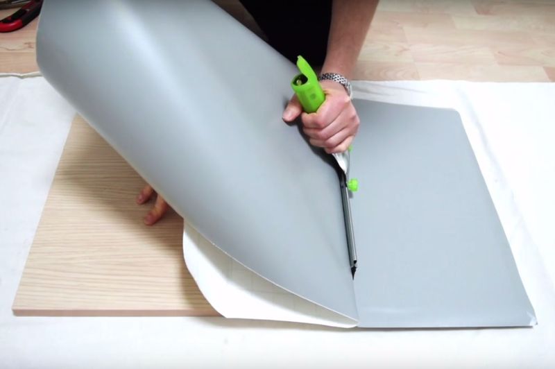 Cómo forrar un mueble con un vinilo autoadhesivo para que sea