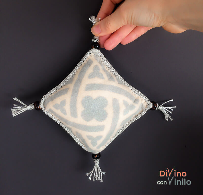 cojín para los alfileres con plantilla de stencil