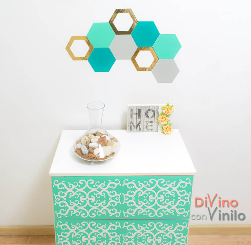 mural decorativo con hexágonos forrados con vinilo adhesivo