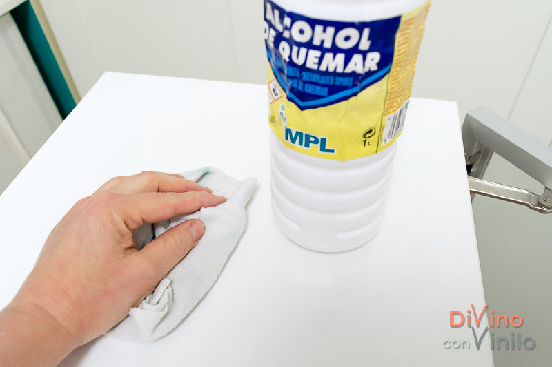 limpiar la superficie con alcohol de quemar antes de forrar un mueble con vinilo adhesivo