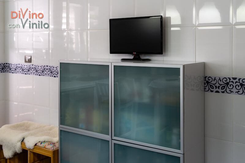 renovar la cocina con cenefas decorativas adhesivas